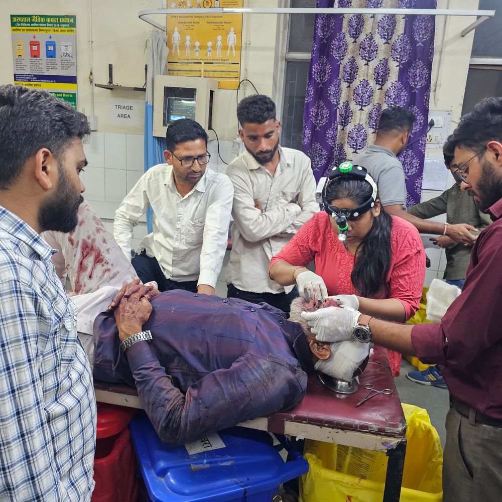 मंदसौर में वाहन की बाइक से टक्कर, दो युवक घायल:जिला अस्पताल में भर्ती, बाजखेड़ी फंटे के पास हादसा