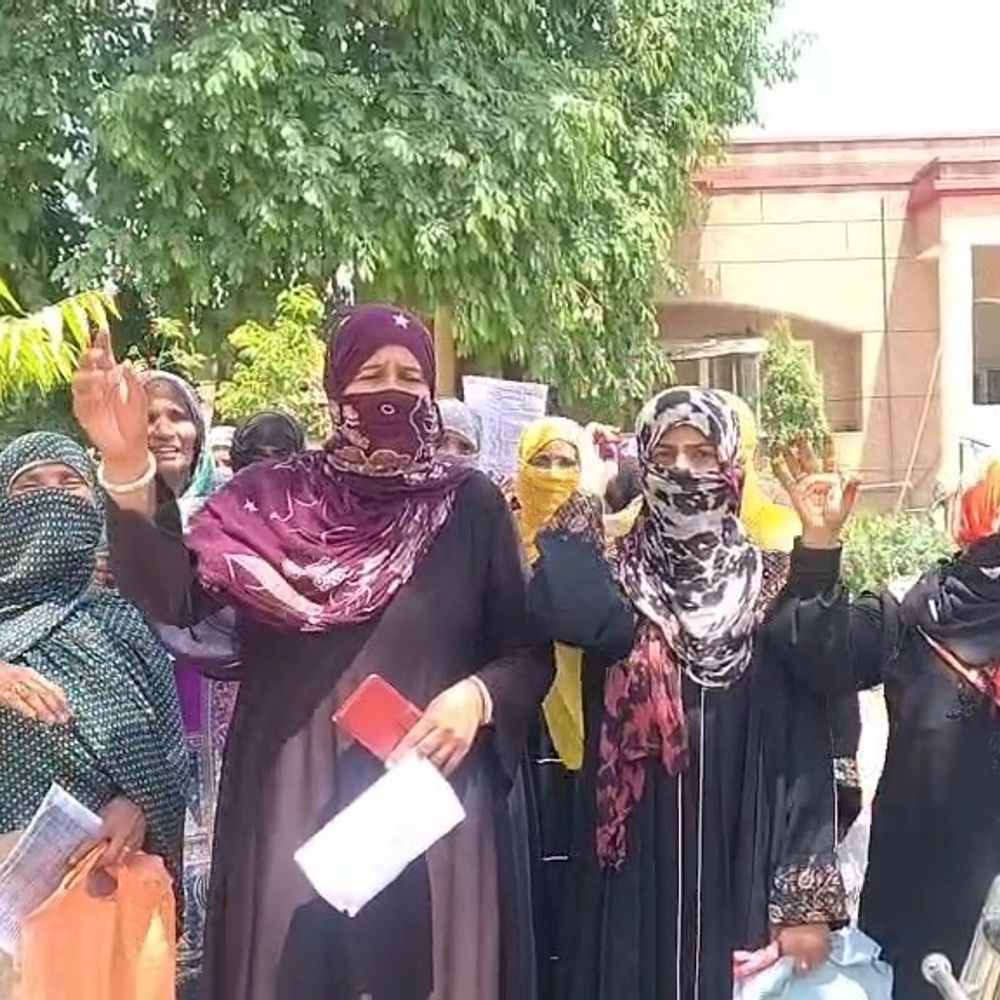 अमरोहा में स्मार्ट मीटर के विरोध में महिलाओं का प्रदर्शन:कलेक्ट्रेट पहुंचीं महिलाओं ने डीएम से कहा- बिना सहमति के लगाए जा रहे स्मार्ट मीटर