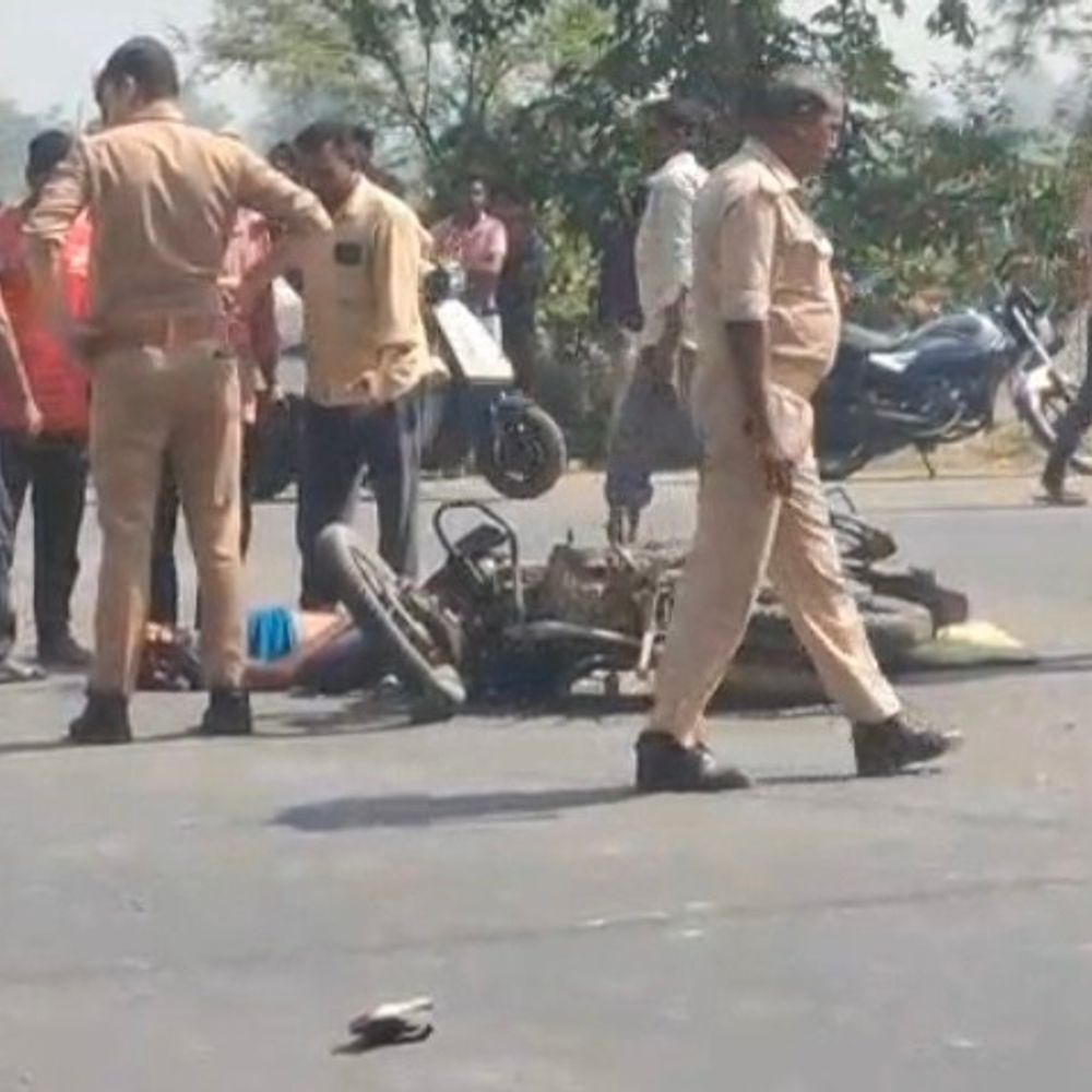 बदायूं में पिकअप की टक्कर से युवक की मौत:घर से नागपुर जा रहे थे, बकरी खरीदने-बेचने का काम करते थे