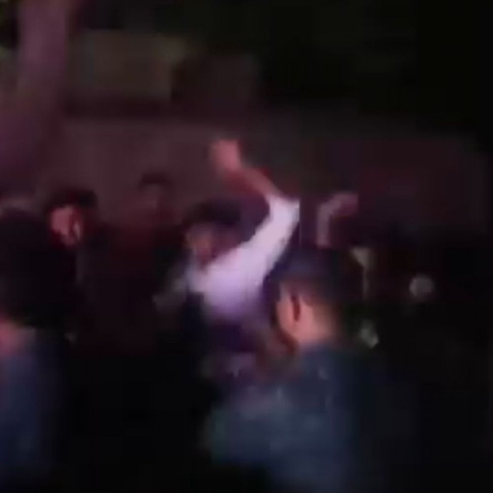 शाहजहांपुर में बारात रोककर दूल्हे से मारपीट:पुलिस ने FIR दर्ज कर दो को हिरासत में लिया, गली से एक साथ निकल रही थीं दो बारातें