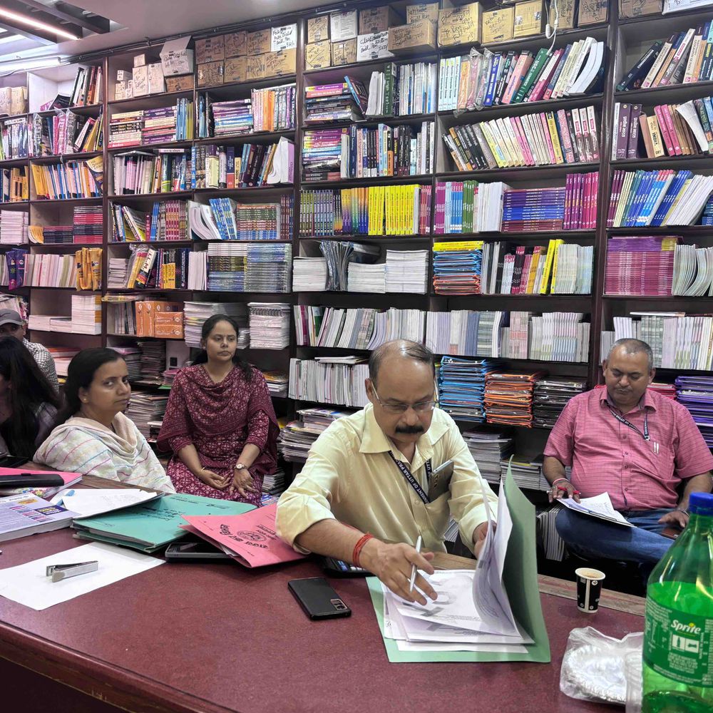 रस्तोगी बुकमार्ट पर जीएसटी और शिक्षा विभाग का छापा:कोर्स कमीशनखोरी और टैक्स चोरी का आरोप, संदिग्ध लेन-देन और रिकॉर्ड में अंतर मिला