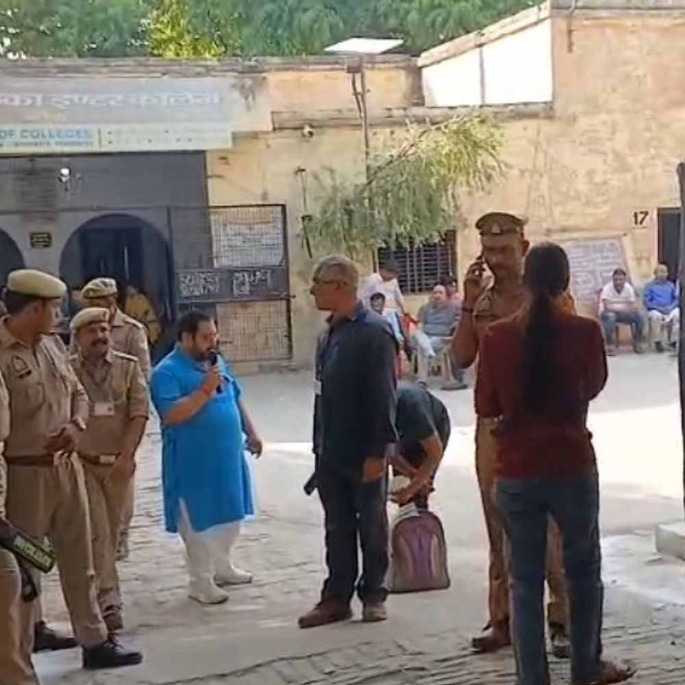 होमगार्ड भर्ती परीक्षा में केंद्रों पर कड़ी सुरक्षा:औरैया में मेटल डिटेक्टर से चेकिंग, 16 हजार से अधिक अभ्यर्थी हुए शामिल