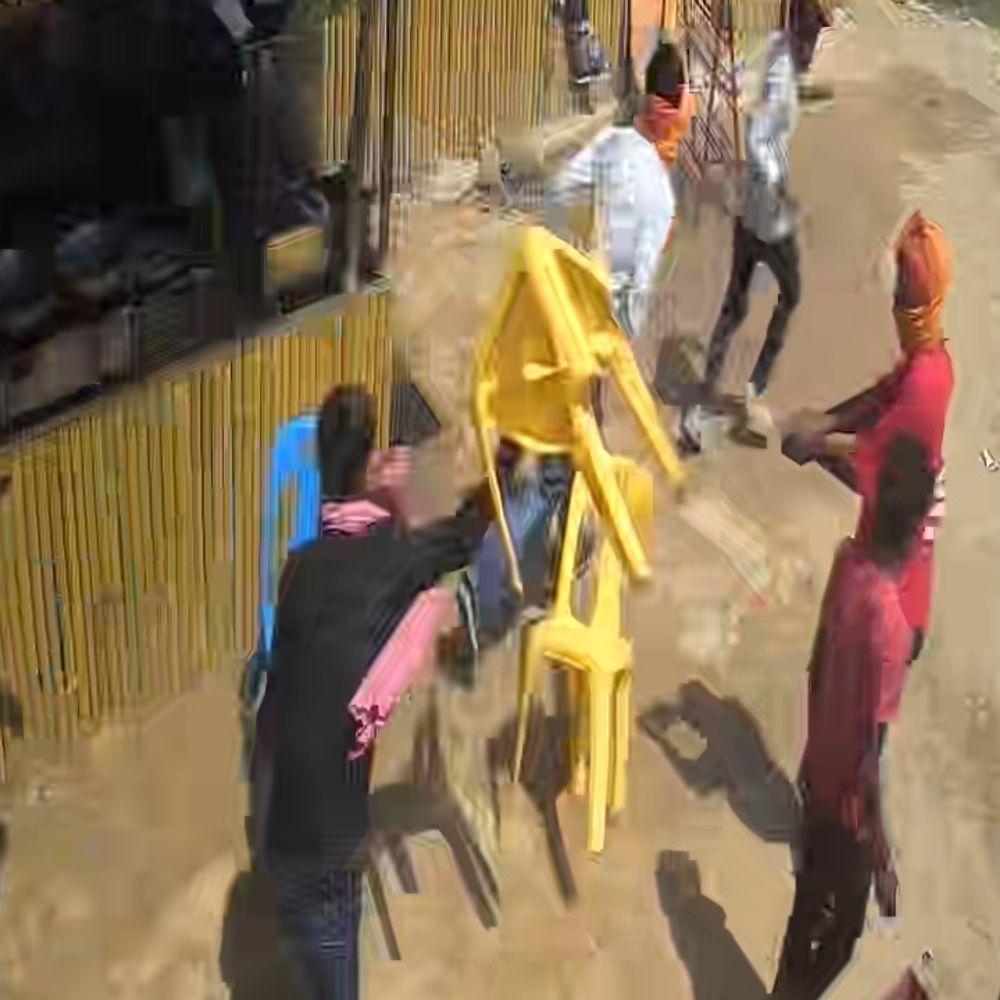 मैनपुरी में चाय की दुकान पर युवक को पीटा:कुर्सियां फेंकी गईं, CCTV वीडियो आया सामने; एसपी ने जांच टीम बनाई