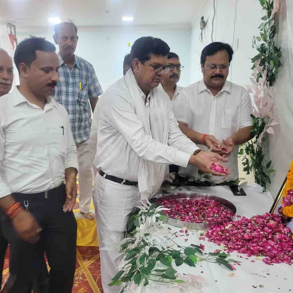 अंबरीश श्रीवास्तव को नम आंखों से दी गई विदाई:गोरखपुर में हुई श्रद्धांजलि सभा, लोगों ने मौन रहकर जताई संवेदना