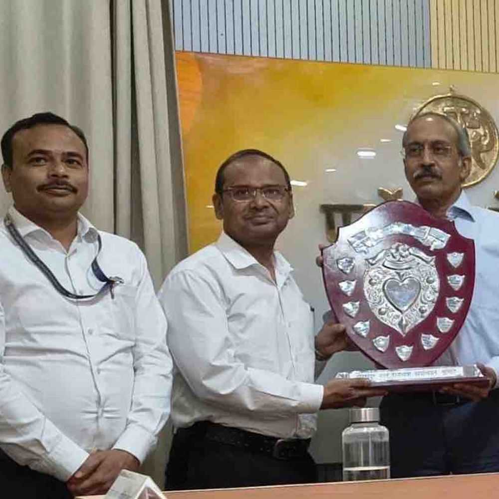 गोरखपुर एयरपोर्ट को मिला ‘चल वैजयंती शील्ड’:पब्लिक सेक्टर में पहला स्थान, ऑफिस वर्क और पैसेंजर सर्विस में बना मॉडल