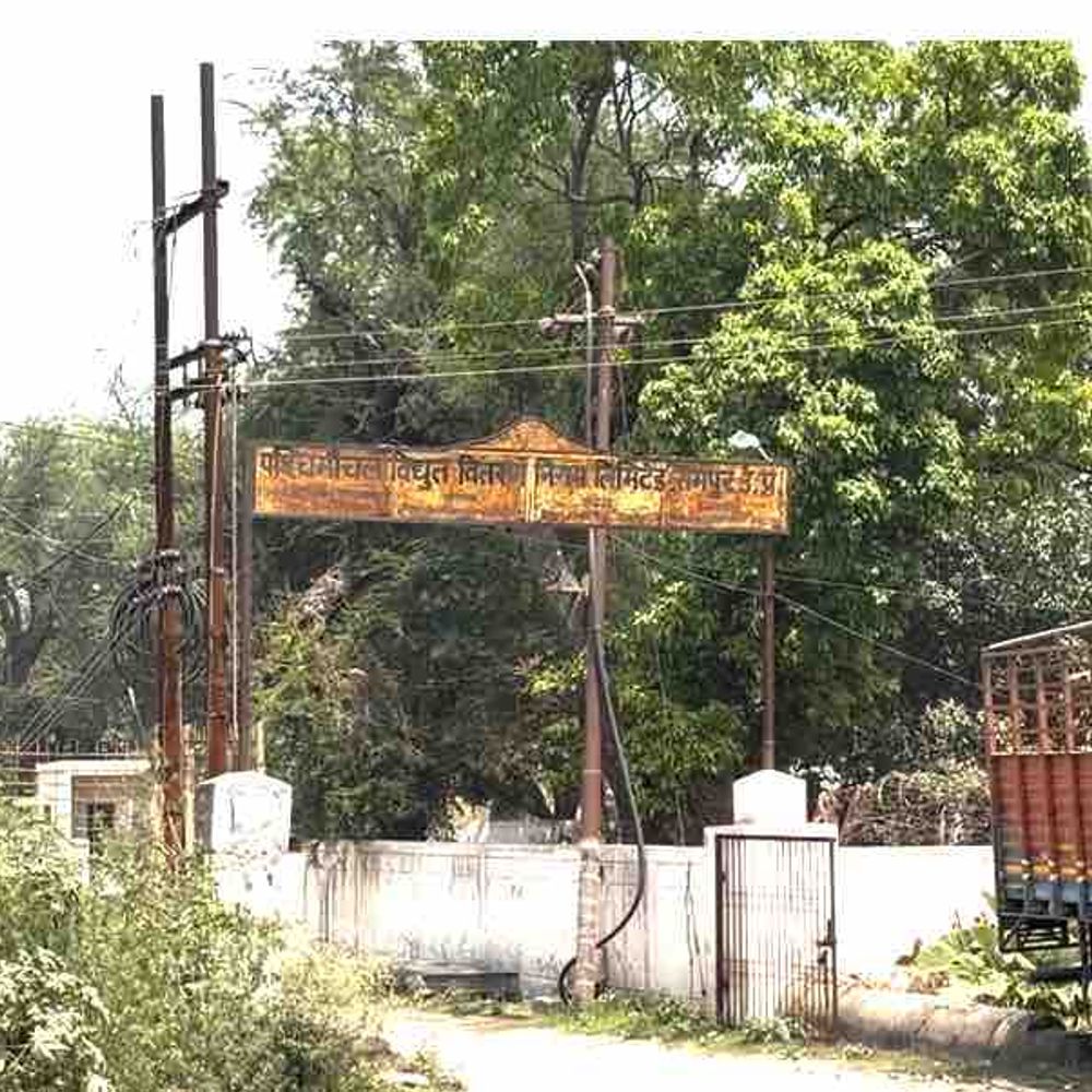 नाले की सफाई के दौरान जेसीबी की टक्कर से झुका...पोल:7000 उपभोक्ता प्रभावित, विद्युत विभाग ने दर्ज कराई शिकायत