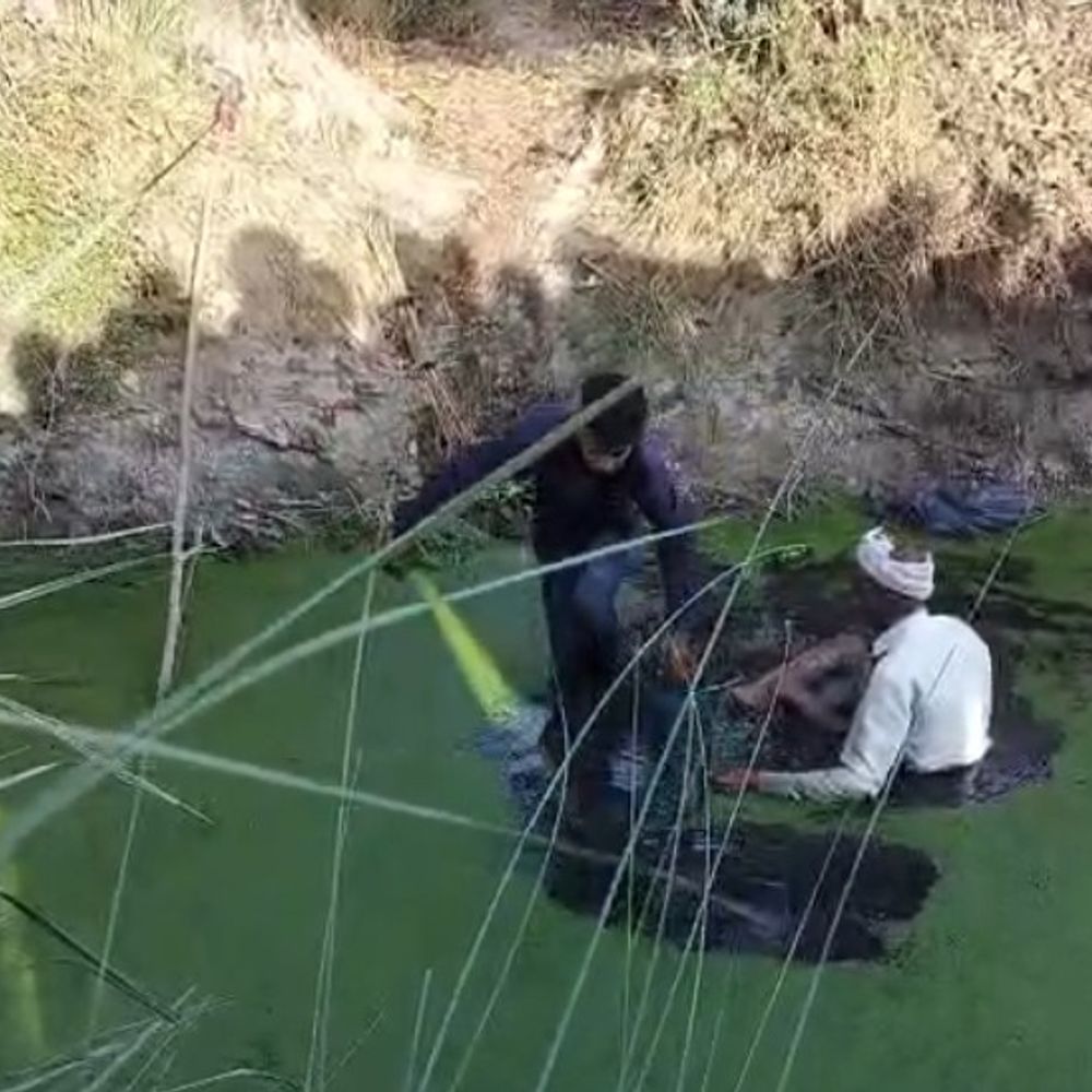 पत्नी का शव नाले में मिला, पति हिरासत में:ग्रामीणों ने पीटकर हत्या का आरोप लगाया, पति-पत्नी में हुआ था झगड़ा