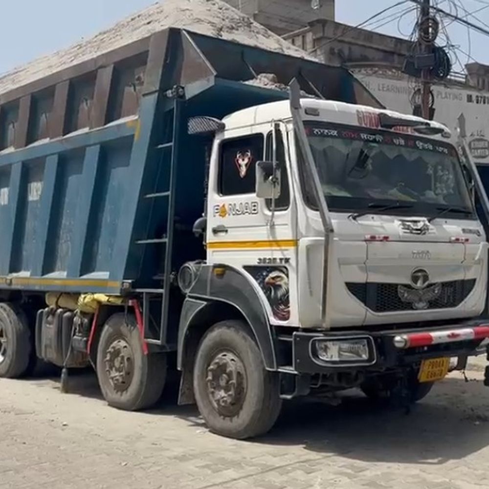 मोगा में माइनिंग विभाग ने रेत माफिया पर कसा शिकंजा:  आधी रात को माइनिंग विभाग ने मारा छापा, दो गिरफ्तार, टिप्पर व ट्रैक्टर-ट्रॉली जब्त – Moga News