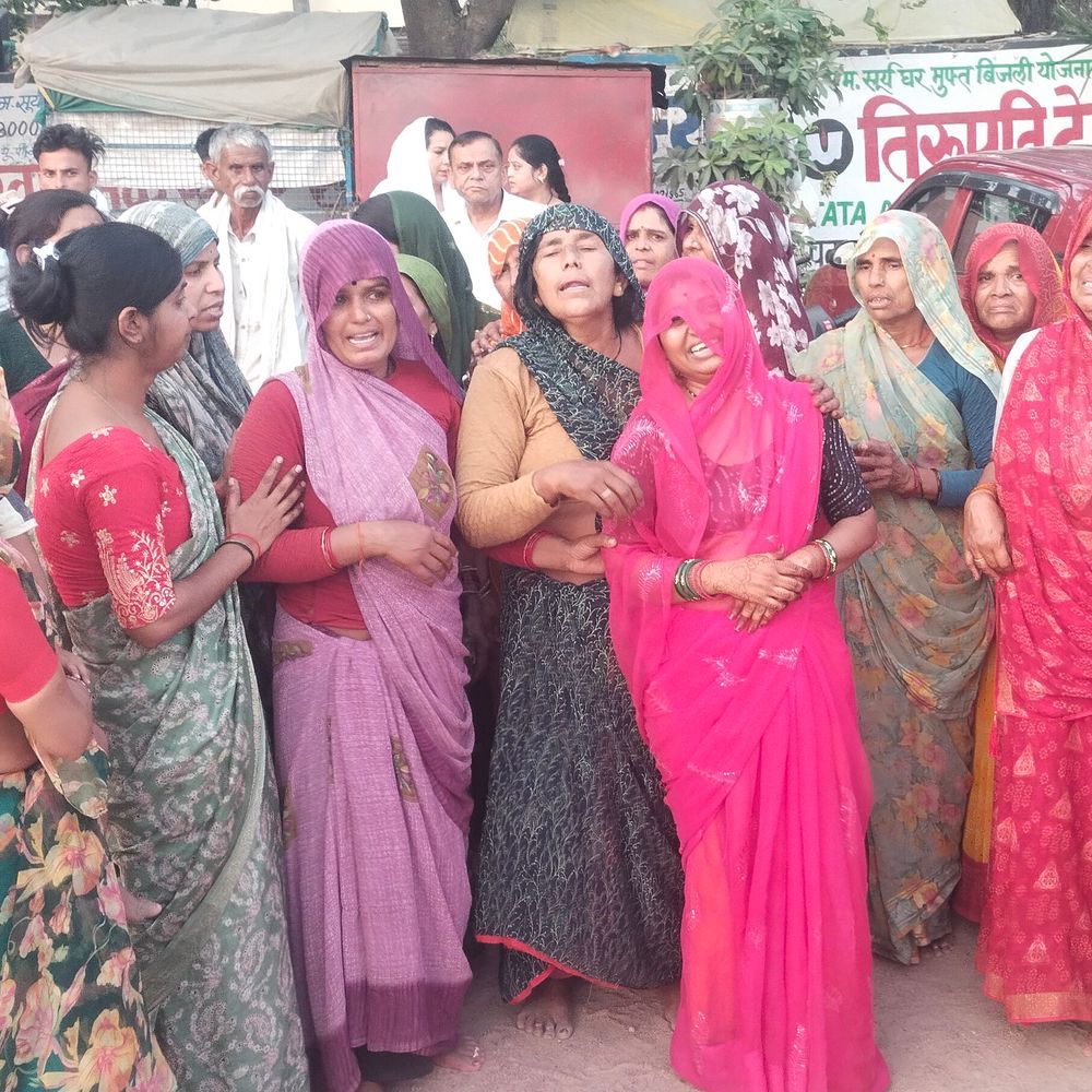 घायल युवक की मौत, परिजनों ने हत्या का आरोप लगाया:ललितपुर मुख्यालय पर किया प्रदर्शन, नाले में बेहोशी के हालत में मिला था