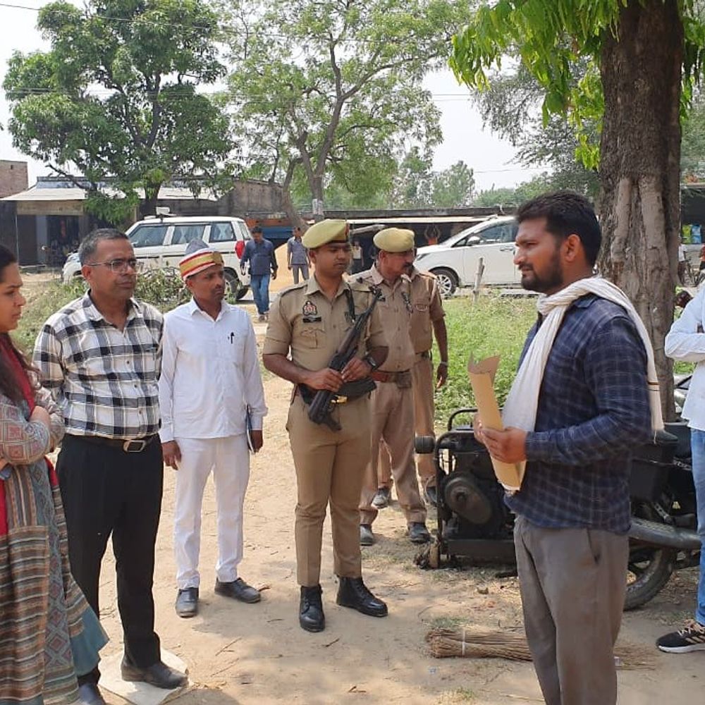 डीएम ने गेहूं क्रय केंद्रों का निरीक्षण किया:किसानों की सुविधा और खरीद व्यवस्था पर दिए सख्त निर्देश, किसानों से बात की