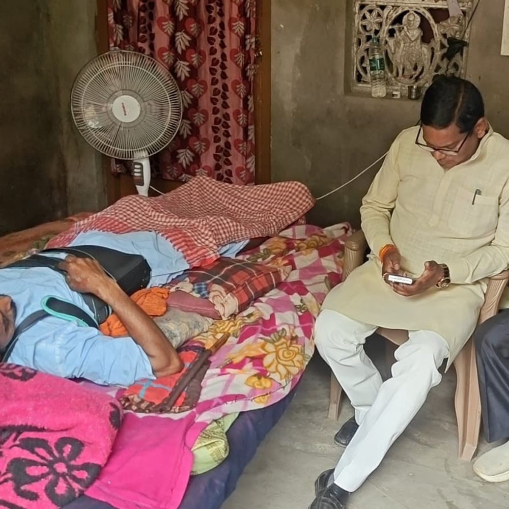 नेपाल में बस दुर्घटना, एक महिला-बच्ची की मौत:महाराजगंज के श्रद्धालु घायल, विधायक ने परिजनों से की मुलाकात