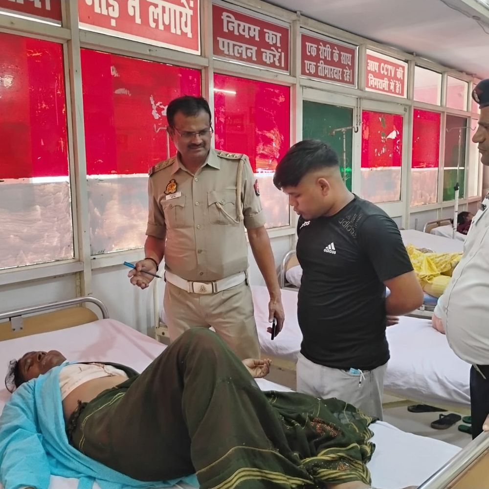 फिरोजाबाद में ई-रिक्शा ने बुजुर्ग महिला को टक्कर मारी:ट्रैफिक इंचार्ज महेश सिंह ने गोद में उठाकर अस्पताल पहुंचाया, बचाई जान