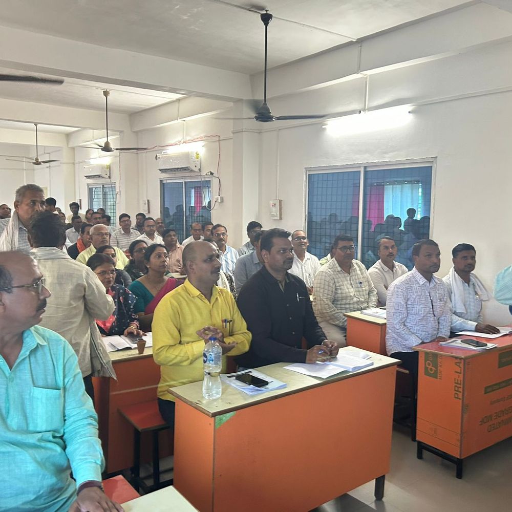 जिलाधिकारी ने जनगणना प्रशिक्षण का निरीक्षण किया:मऊ में कर्मियों को ईमानदारी से कार्य करने के निर्देश