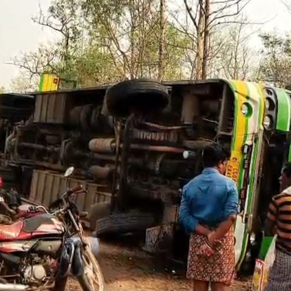 कोंडागांव में यात्री बस अनियंत्रित होकर पलटी, 9 घायल:  एक का हाथ कटा, 9 घायल; 3 की हालत गंभीर,रायपुर से जगदलपुर जा रही थी बस – Kondagaon News