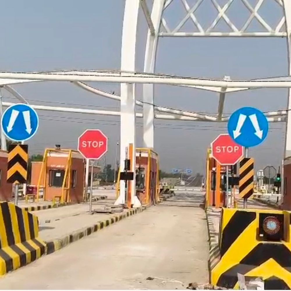 गंगा एक्सप्रेस-वे तैयार, DM-SP ने किया निरीक्षण:594 किमी लंबा एक्सप्रेस-वे 12 जिलों को जोड़ेगा, 29 अप्रैल को पीएम करेंगे शुभारंभ