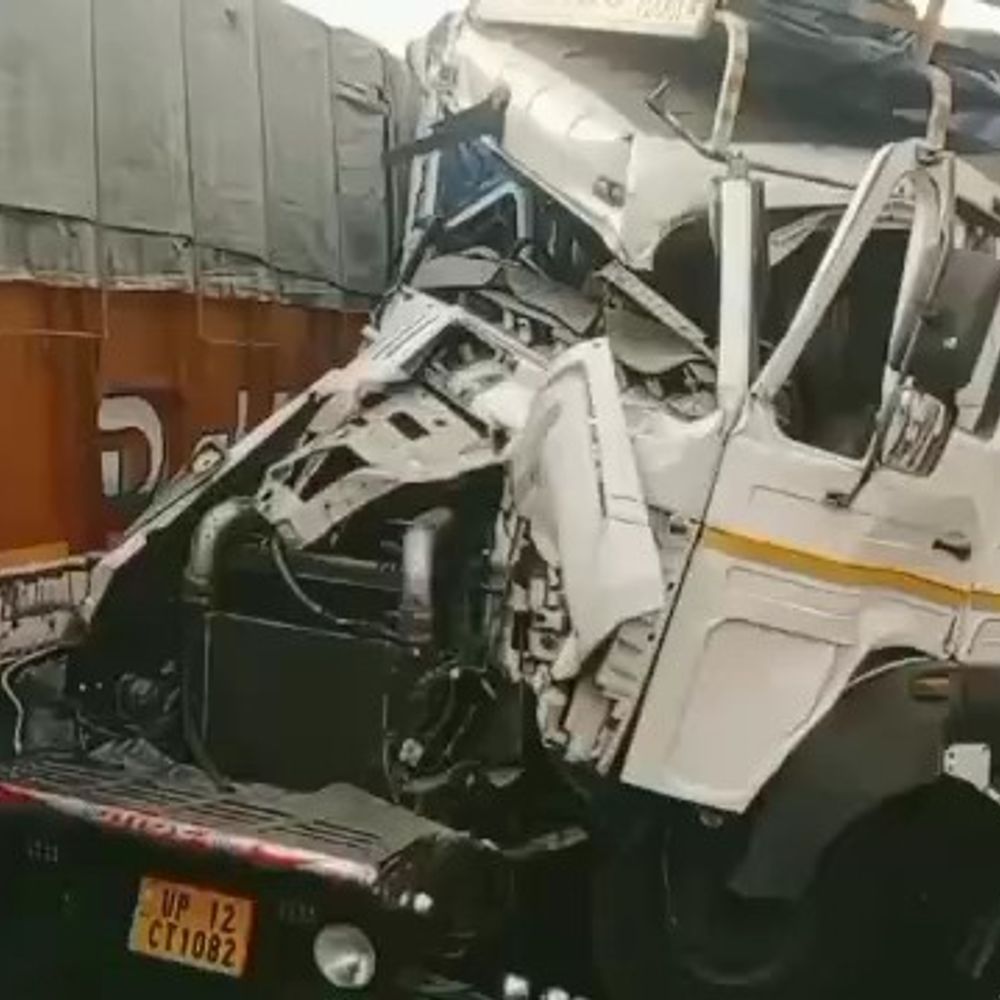 सीतापुर में NH 30 पर 4 वाहन टकराए, 4 घायल:होमगार्ड परीक्षा देने जा रहे छात्र भी शामिल, हाईवे पर जाम लगा; ट्रक के उड़े परखच्चे