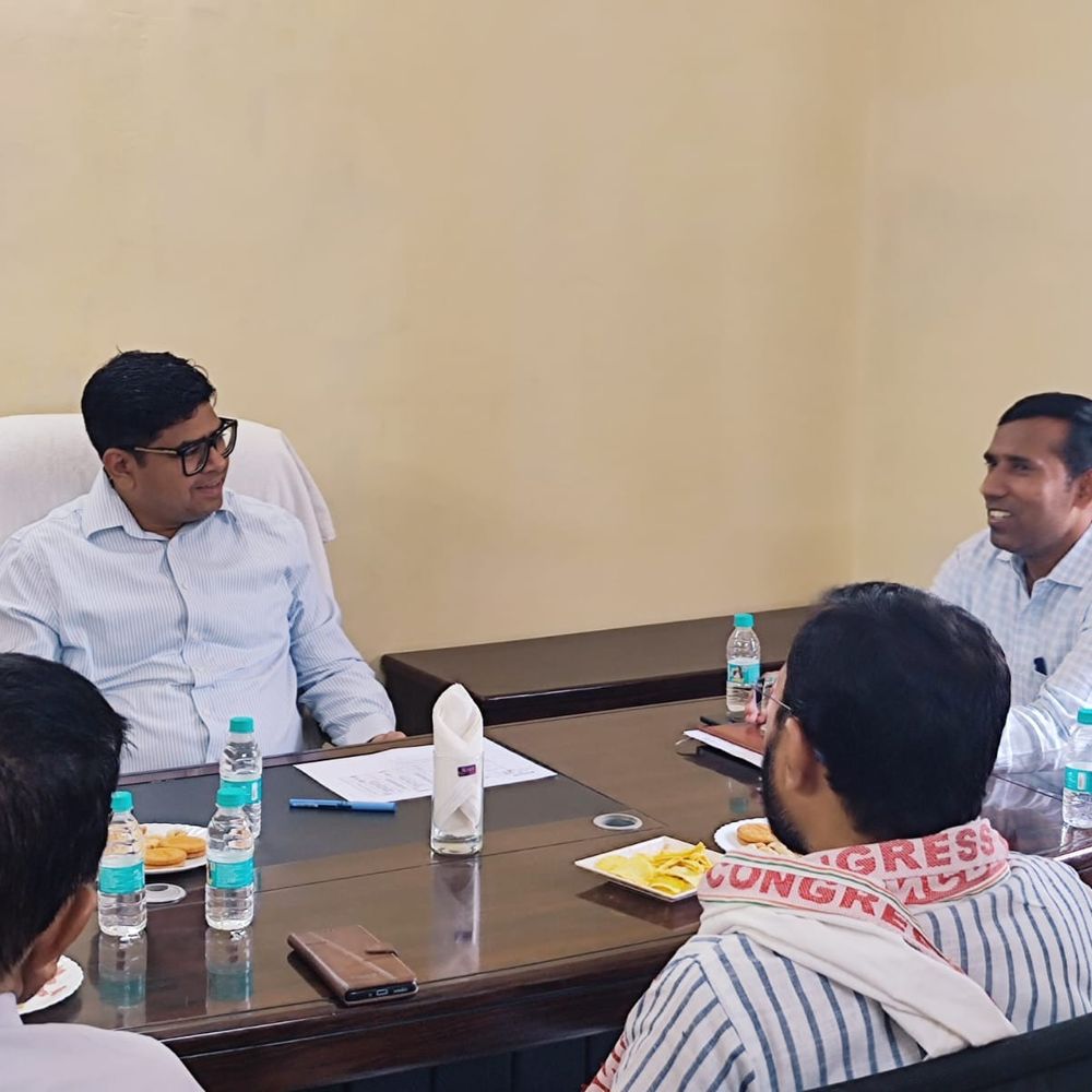 DM ने ईवीएम-वीवीपैट वेयरहाउस का निरीक्षण किया:उन्नाव में राजनीतिक दलों के पदाधिकारियों संग की बैठक