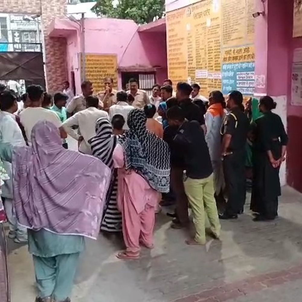 सीतापुर में नवजात की मौत पर परिजनों का हंगामा:इलाज में लापरवाही, सुविधा शुल्क और वार्ड में ताला लगाने का आरोप