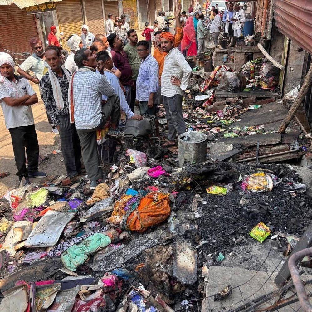 घाटमपुर दीना मार्केट में आग लगने से दुकानदार की मौत:विधायक सरोज कुरील ने पीड़ित परिवार से की मुलाकात, हर संभव मदद का आश्वासन दिया