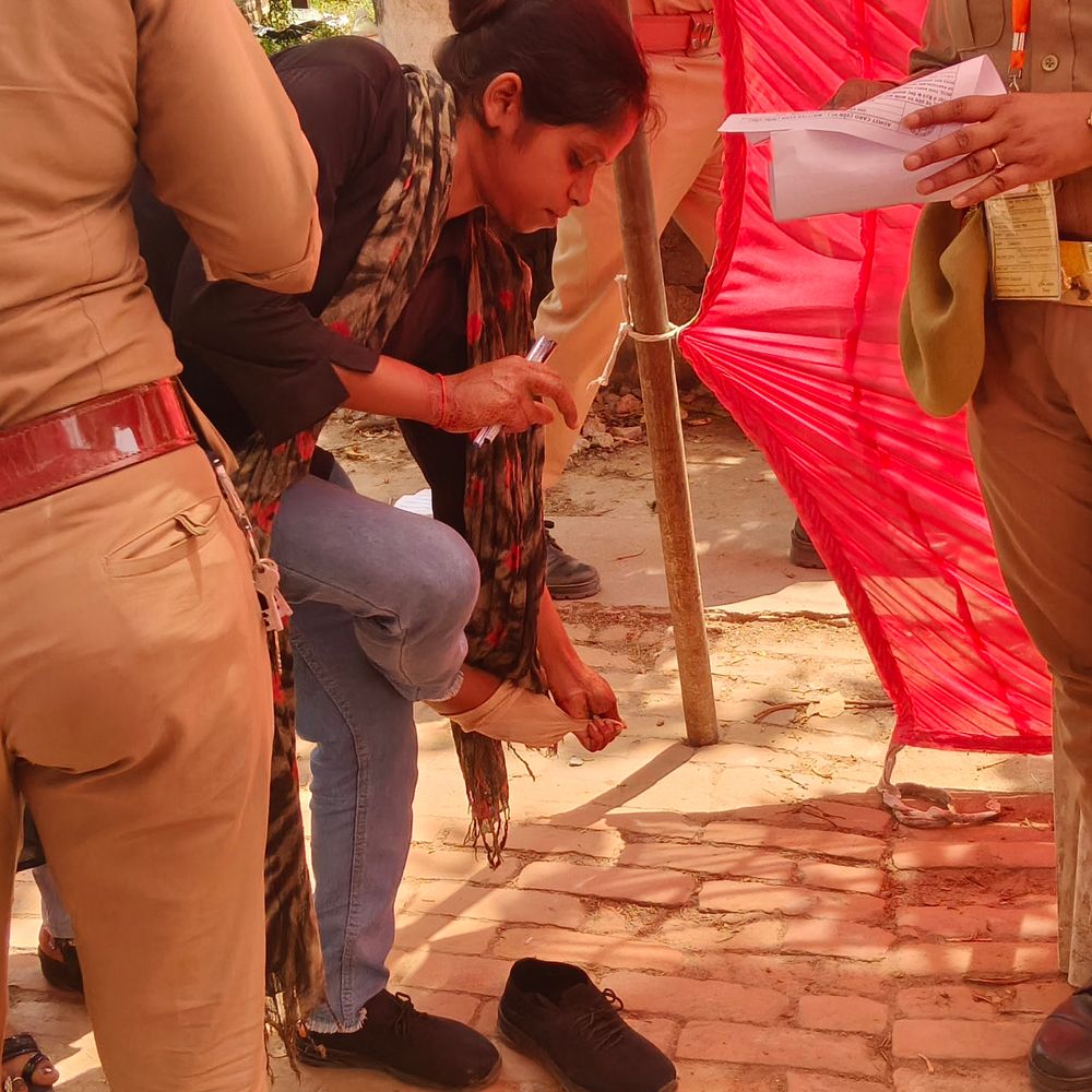 होमगार्ड भर्ती परीक्षा शुरू, घड़ी, कड़े उतरवाए:चित्रकूट में जूते-मोजे उतरवाकर हुई कड़ी सुरक्षा जांच