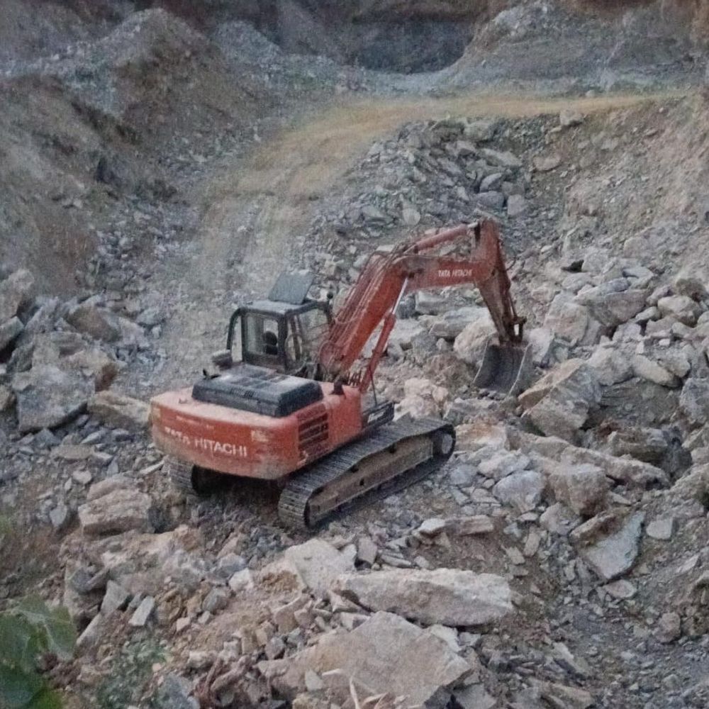 कटनी में खदान में फंसी पोकलेन मशीन जब्त:खनिज विभाग ने अवैध उत्खनन पर की कार्रवाई, ग्रामीण बोले-यह महज दिखावा