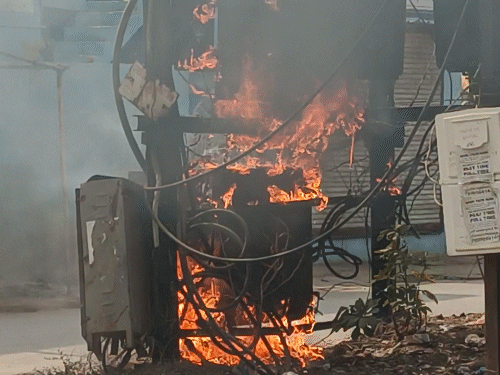महासमुंद शास्त्री चौक ट्रांसफार्मर में विस्फोट, भीषण आग:  ओवरलोडिंग से केबल जला, 6 घंटे बिजली बाधित; बड़ा हादसा टला – Mahasamund News