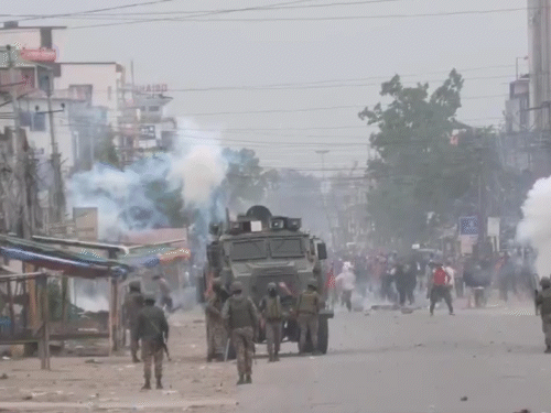 मणिपुर में प्रदर्शनकारी पुलिस से भिड़े:सुरक्षाबलों ने रोकने के लिए आंसू गैस के गोले चलाए, CM के घर की ओर मार्च निकाल रहे थे