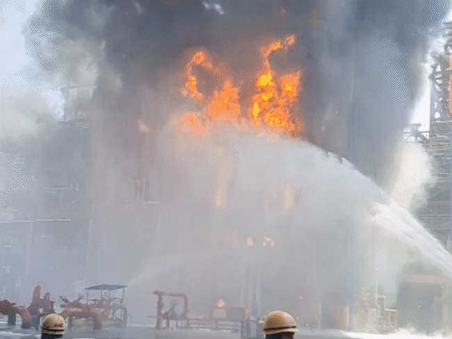 रिफाइनरी में आग, 'साइबर अटैक' की आशंका:ऑटोमेटिक कंट्रोल यूनिट्स हाईजैक तो नहीं हुए, आसपास रहने वालों का पुलिस वेरिफिकेशन शुरू