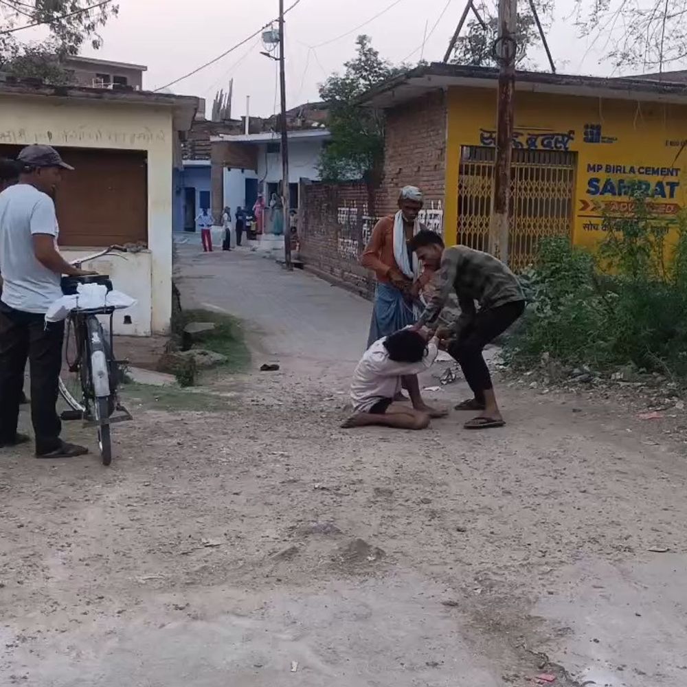 महोबा में पिता ने बेटे को पीटा, VIDEO:शराब के लिए पैसे चुराने पर छोटे भाई ने पकड़ा, पीटते हुए हाथ जोड़ता रहा