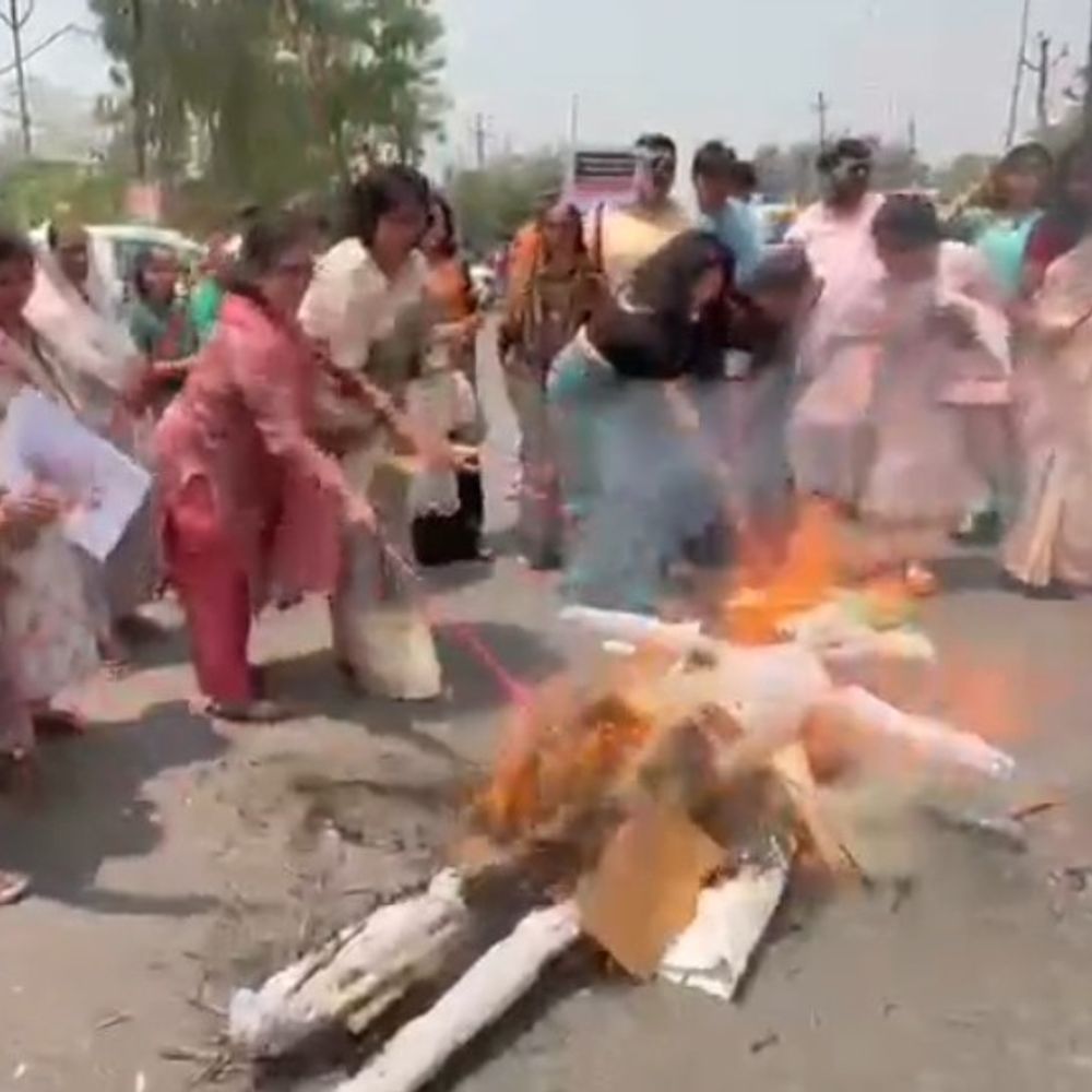 महिला आरक्षण विधेयक पर भाजपा महिला नेताओं का प्रदर्शन:रामपुर में सपा-कांग्रेस का पुतला फूंका, महिला विरोधी होने के आरोप लगाए