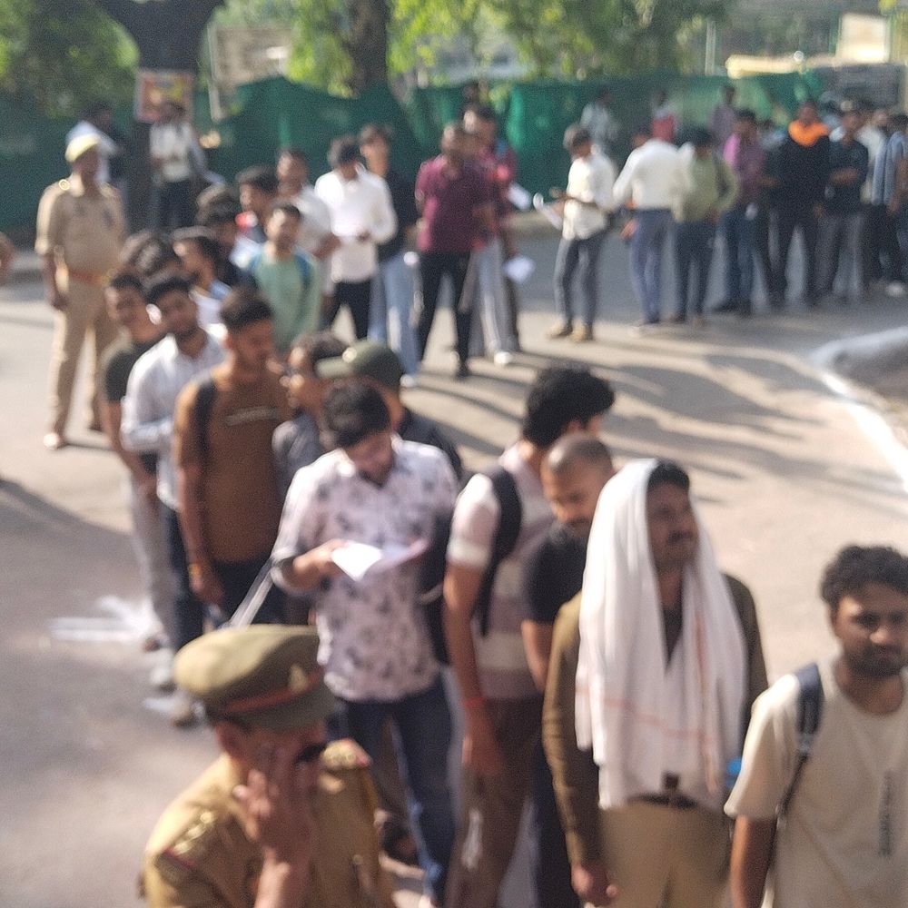 ललितपुर में होमगार्ड भर्ती परीक्षा शुरू, 3120 अभ्यर्थी पंजीकृत:चेकिंग में हाथ में जूते लिए दिखे अभ्यर्थी, स्नातक पास भी पहुंचे परीक्षा देने