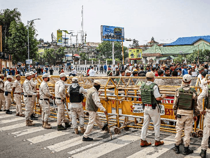 मणिपुर में प्रदर्शनकारी पुलिस से भिड़े:सुरक्षाबलों ने रोकने के लिए आंसू गैस के गोले चलाए, CM के घर की ओर मार्च निकाल रहे थे
