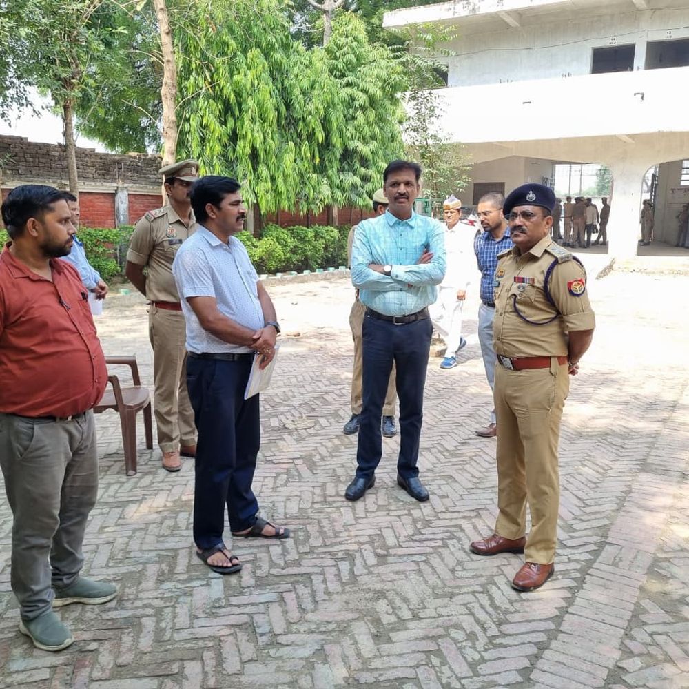 मऊ जिलाधिकारी ने होमगार्ड भर्ती परीक्षा केंद्रों का निरीक्षण किया:सफल, निष्पक्ष और पारदर्शी संचालन सुनिश्चित करने के निर्देश दिए