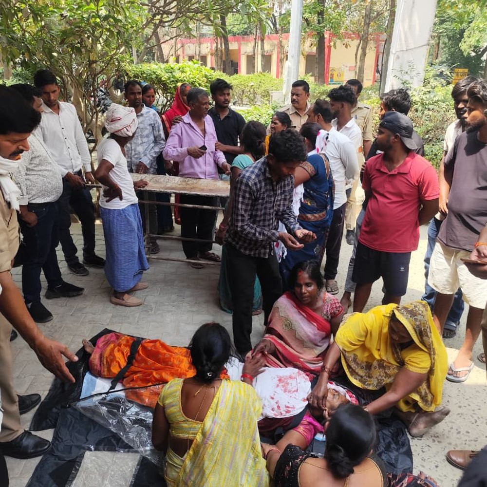 ट्रैक्टर-ट्राली की चपेट में आने से महिला की मौत:मऊ में पति गंभीर घायल; चालक वाहन छोड़कर फरार