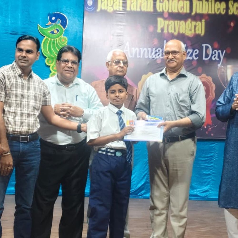 जगत तारन स्कूल में टॉपर्स, 100% उपस्थिति वाले सम्मानित:छात्रों को अनुशासन और निरंतर सीखने की प्रेरणा दी गई