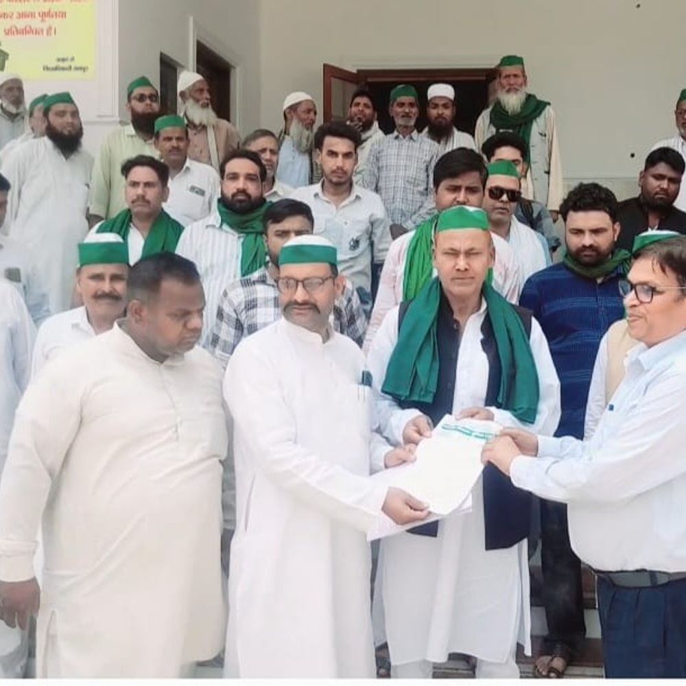 नहरों में पानी की मांग पर किसानों का हंगामा:रामपुर कलेक्ट्रेट पर किसान यूनियन अंबावता ने सात सूत्रीय ज्ञापन सौंपा