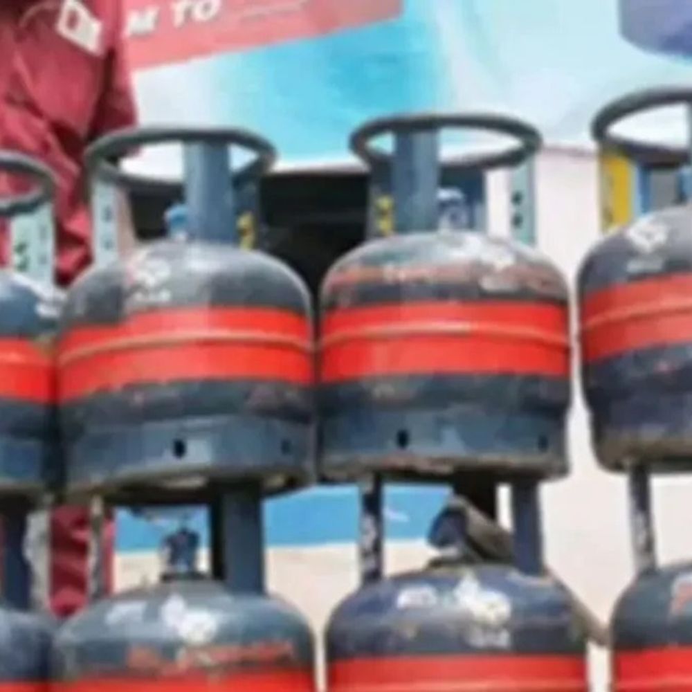 अयोध्या में 5 किलो कमर्शियल गैस सिलेंडर योजना फेल:52 गैस एजेंटीयों पर 1300 सिलेंडर धूल फांक रहे, उपभोक्ता नहीं ले रहे रुचि