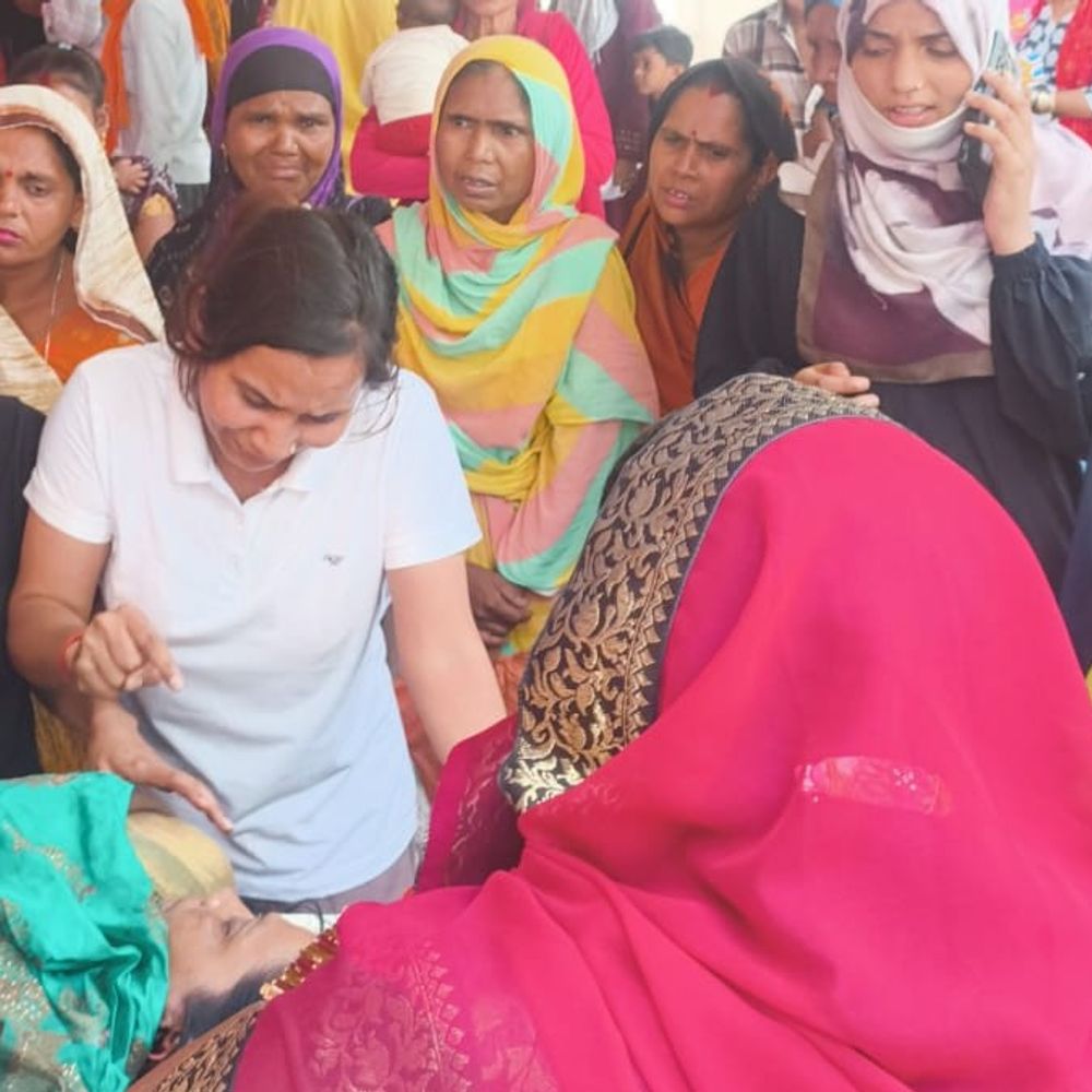 साइकिल में फंसा बाइक सवार महिला का पर्स, गिरकर मौत:भतीजी की शादी में शामिल होने जा रही थी, संतुलन बिगड़ने से हुआ हादसा