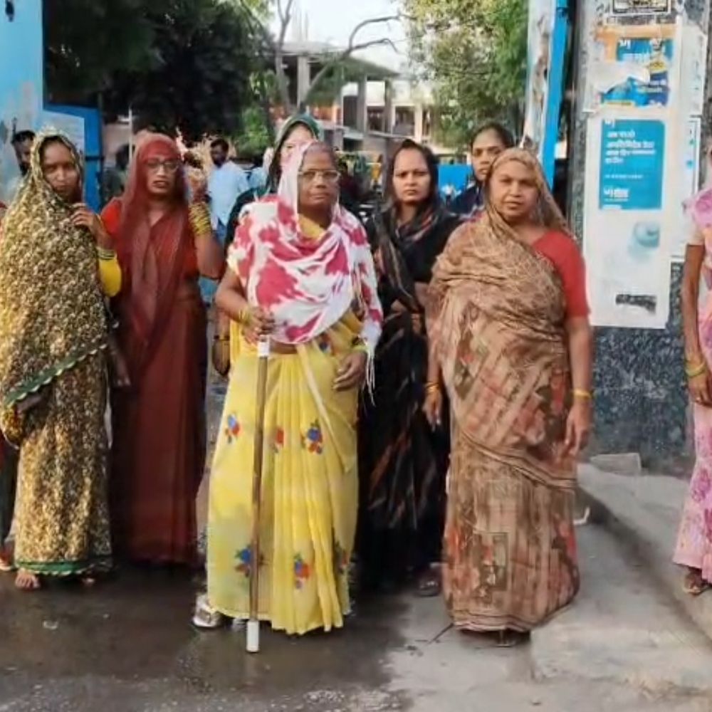 फिरोजाबाद में एक महीने से सूखे नल, महिलाएं आक्रोशित:जल संकट को लेकर जलकल दफ्तर पहुंचीं, नगर निगम का विरोध