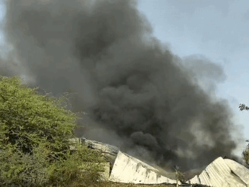 परफ्यूम की बोतल के कारण भड़की आग, 4 जिंदा जले:  अवैध कबाड़ गोदाम जलकर खाक, एक गंभीर घायल, 2 लोग लापता – Behror News