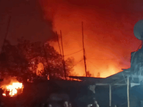 गुरुग्राम में झुग्गियां में लगी आग:  गैस सिलेंडरों में धमाका, तेज हवा से दूर तक फैली; कई लोगों के फंसने की आशंका – gurugram News