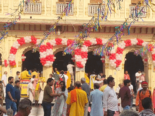 रामनगरी में माता सीता का दुग्ध अभिषेक:राम मंदिर में पहली बार भव्य प्राकट्योत्सव, कनक भवन में 5 कुंतल दूध से अभिषेक, छोटी देवकाली से निकली शोभायात्रा