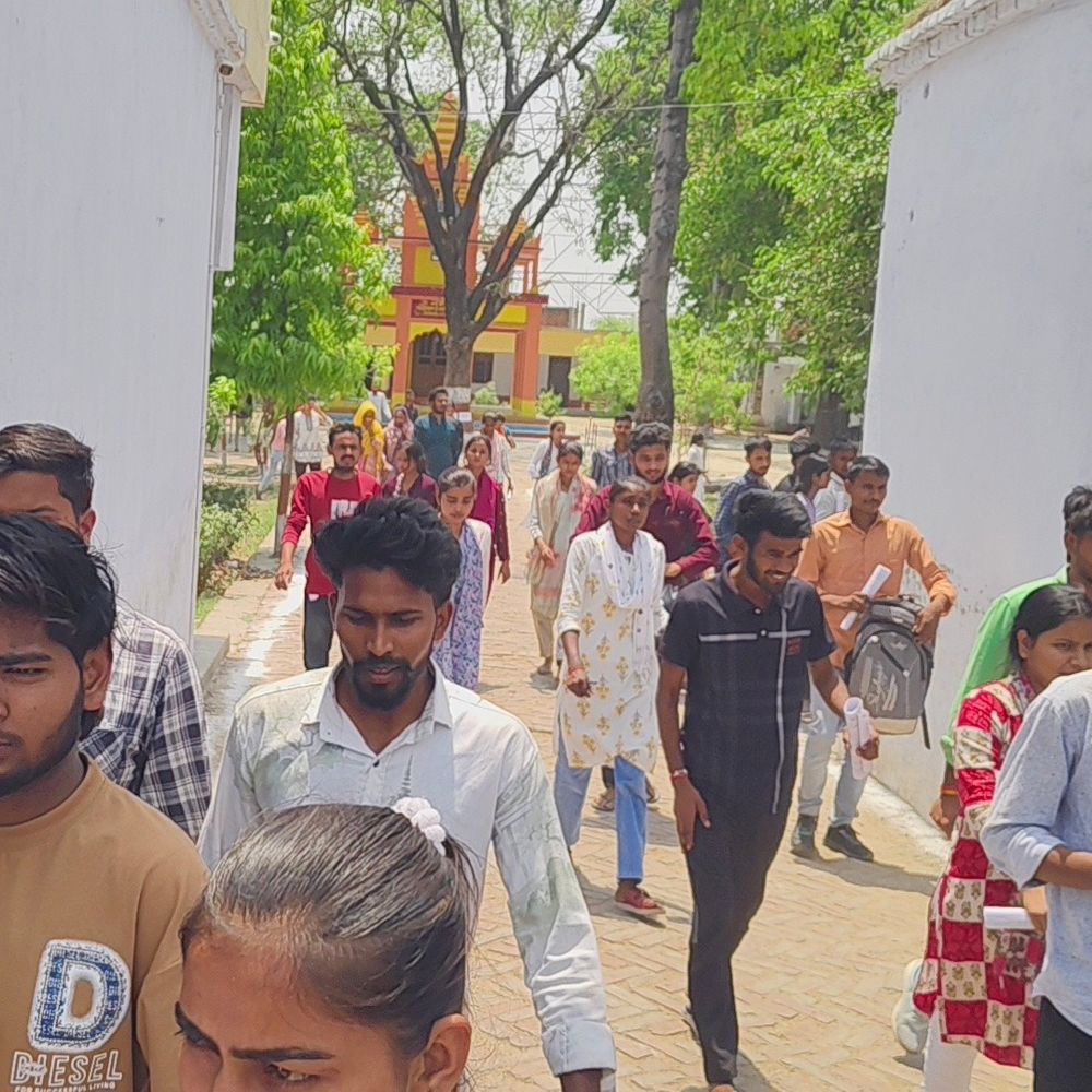 होमगार्ड भर्ती परीक्षा की पहली पाली में 671 अनुपस्थित:अमेठी के आठ केंद्रों पर कड़ी सुरक्षा के बीच परीक्षा जारी