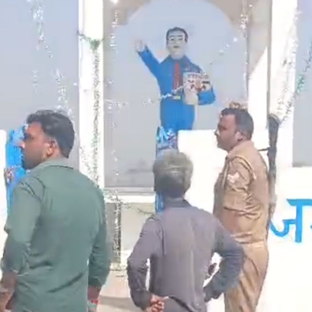 बाबा साहब की प्रतिमा से छेड़छाड़, ग्रामीणों में आक्रोश:पुलिस ने अज्ञात के खिलाफ FIR दर्ज की, प्रतिमा का रंगरोगन कराया