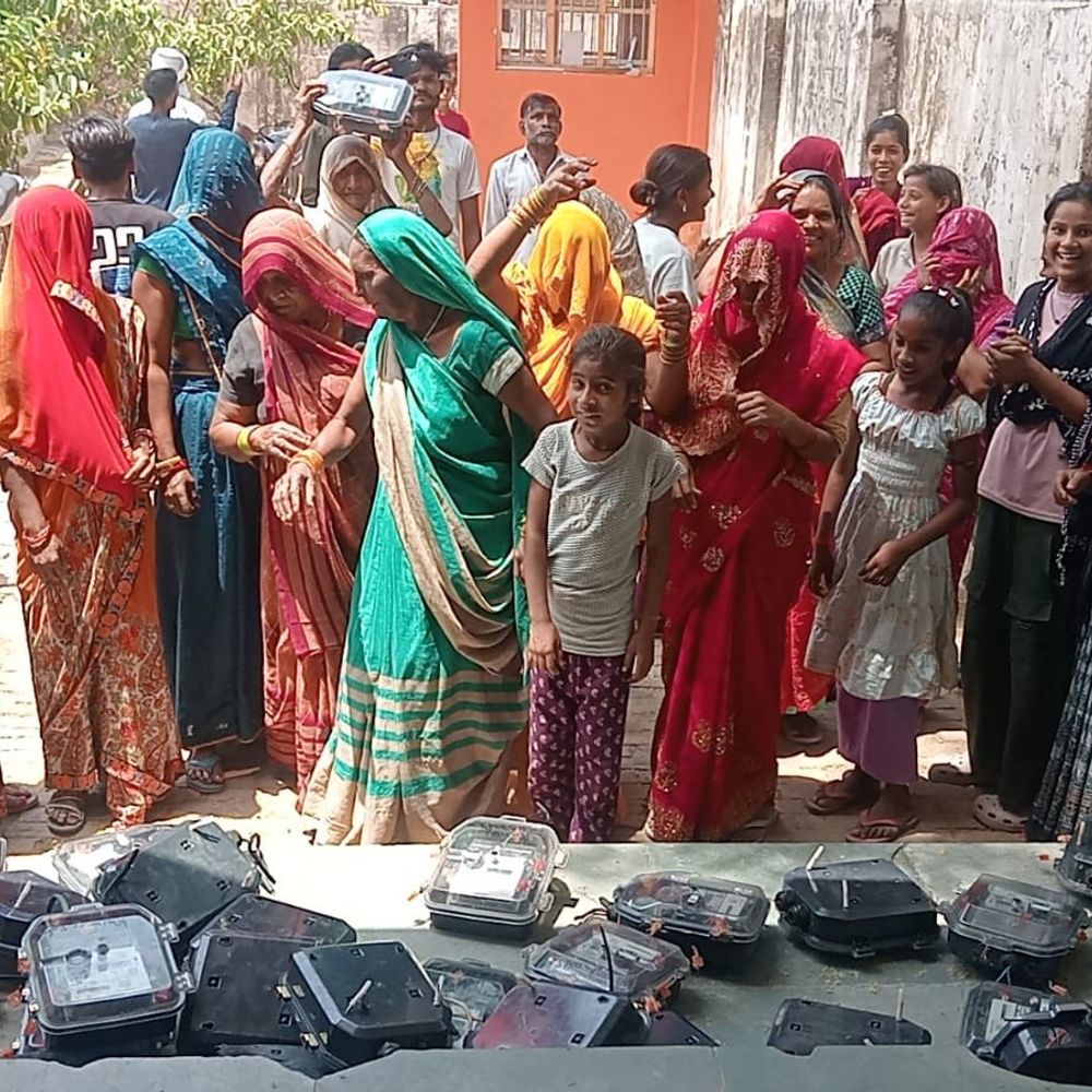 फिरोजाबाद में ग्रामीणों ने स्मार्ट मीटर उखाड़कर विरोध किया:तेज बिल और बिजली कटौती से परेशान, पुराने मीटर लगाने की मांग