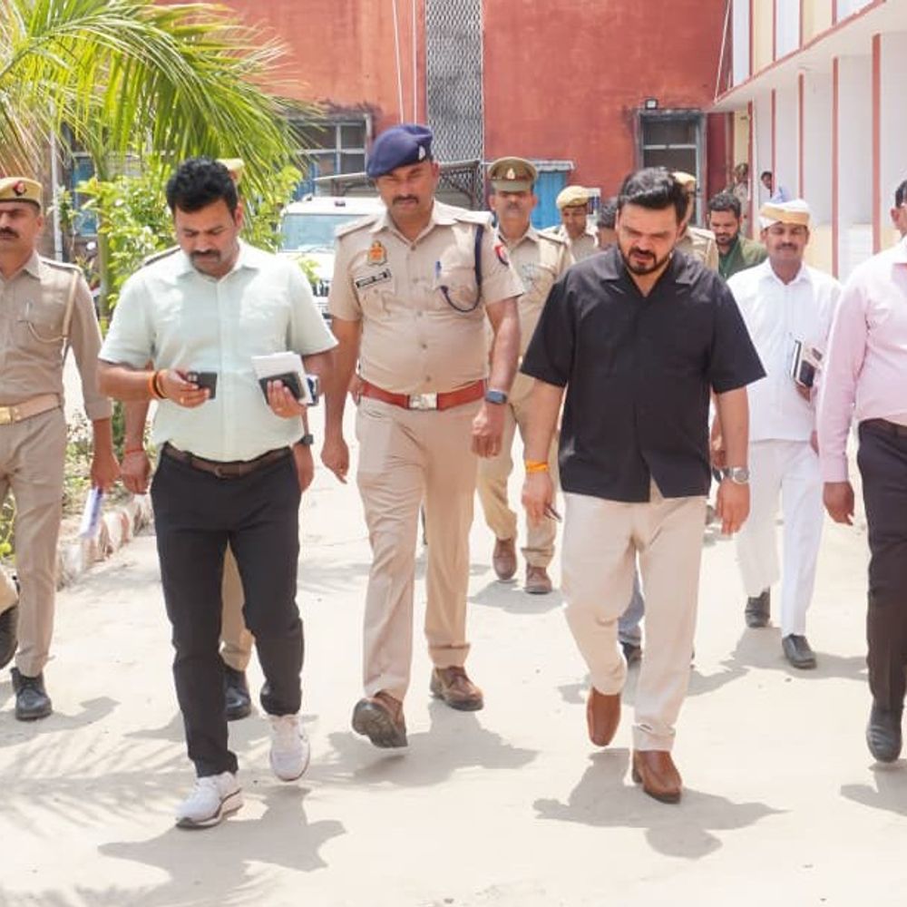 होमगार्ड भर्ती परीक्षा की पहली पारी शांतिपूर्ण संपन्न:रामपुर में दूसरी पारी जारी, डीएम-एएसपी ने केंद्रों का निरीक्षण किया