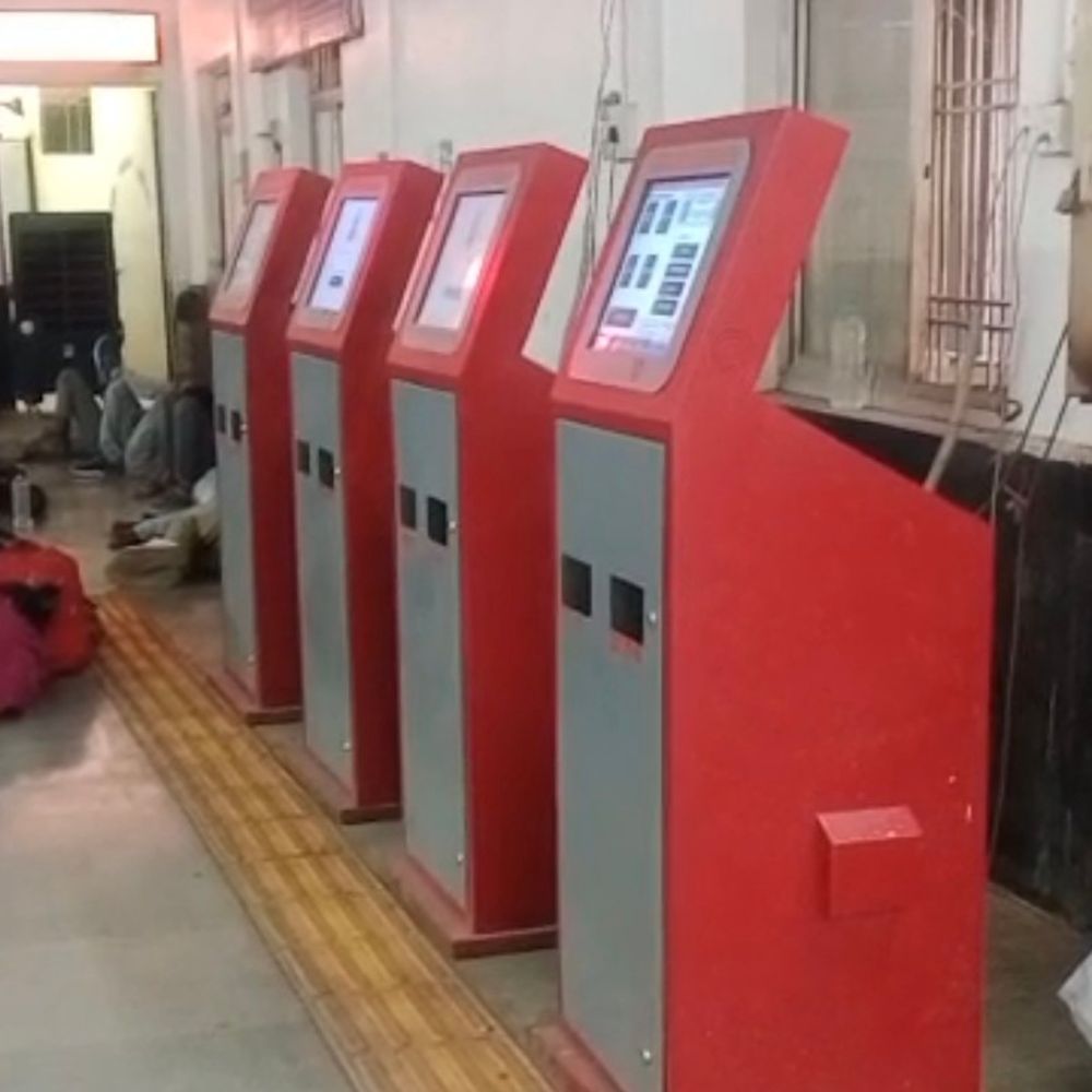 कटनी के रेलवे स्टेशनों पर एटीवीएम मशीनें बंद:यात्रियों को लगानी पड़ रही लंबी कतारें, डीसीएम बोले-जल्द ही नई ऑपरेटर नियुक्त किए जाएंगे