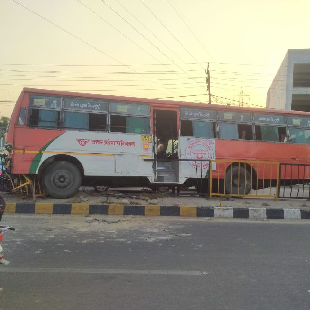 ब्रेक फेल होने से डिवाइडर पर चढ़ी रोडवेज बस:चालक की सूझबूझ से टली बड़ी घटना, सभी यात्री सुरक्षित