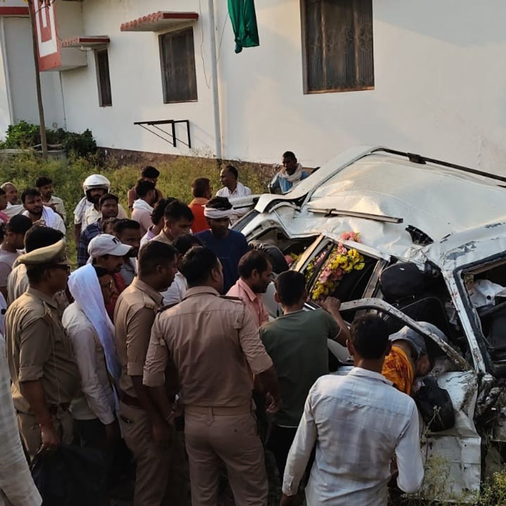 आजमगढ़ में अनियंत्रित स्कॉर्पियो पलटने से दो की मौत:सड़क पर गड्ढे के कारण अनियंत्रित हुई, डिवाइडर से टकराकर पलटी