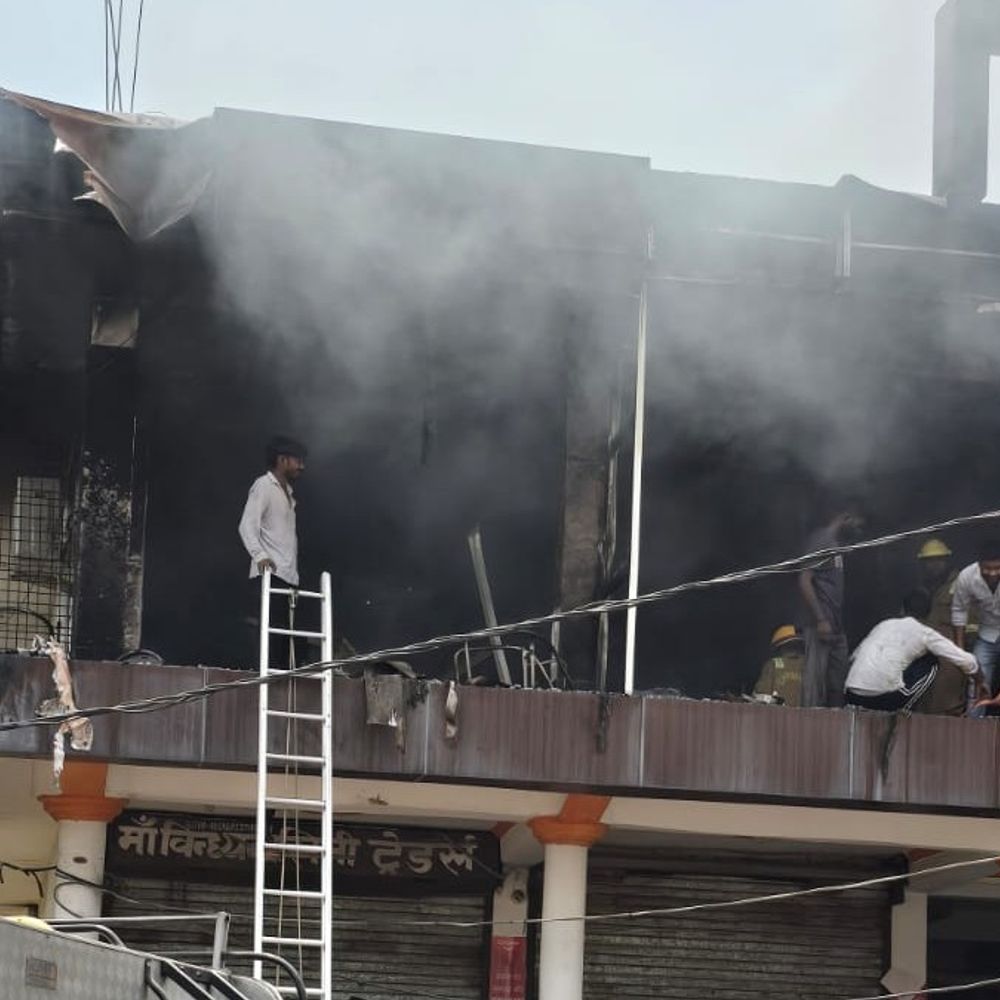 निगोहां में इलेक्ट्रॉनिक शोरूम में लगी भीषण आग:55 लाख का सामान जलकर राख, दमकल की 2 गाड़ियों ने पाया काबू